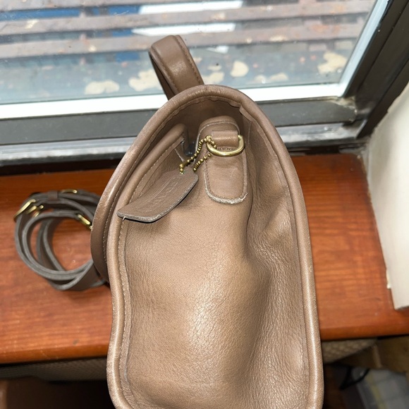 EUC Vintage Coach Manor Bag Taupe Leather Brass Hardware Style #9977 - Picture 9 of 10